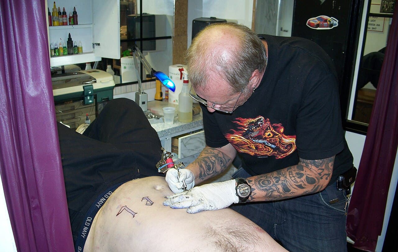 Juanma Torres tatuando en La Mar De Tinta